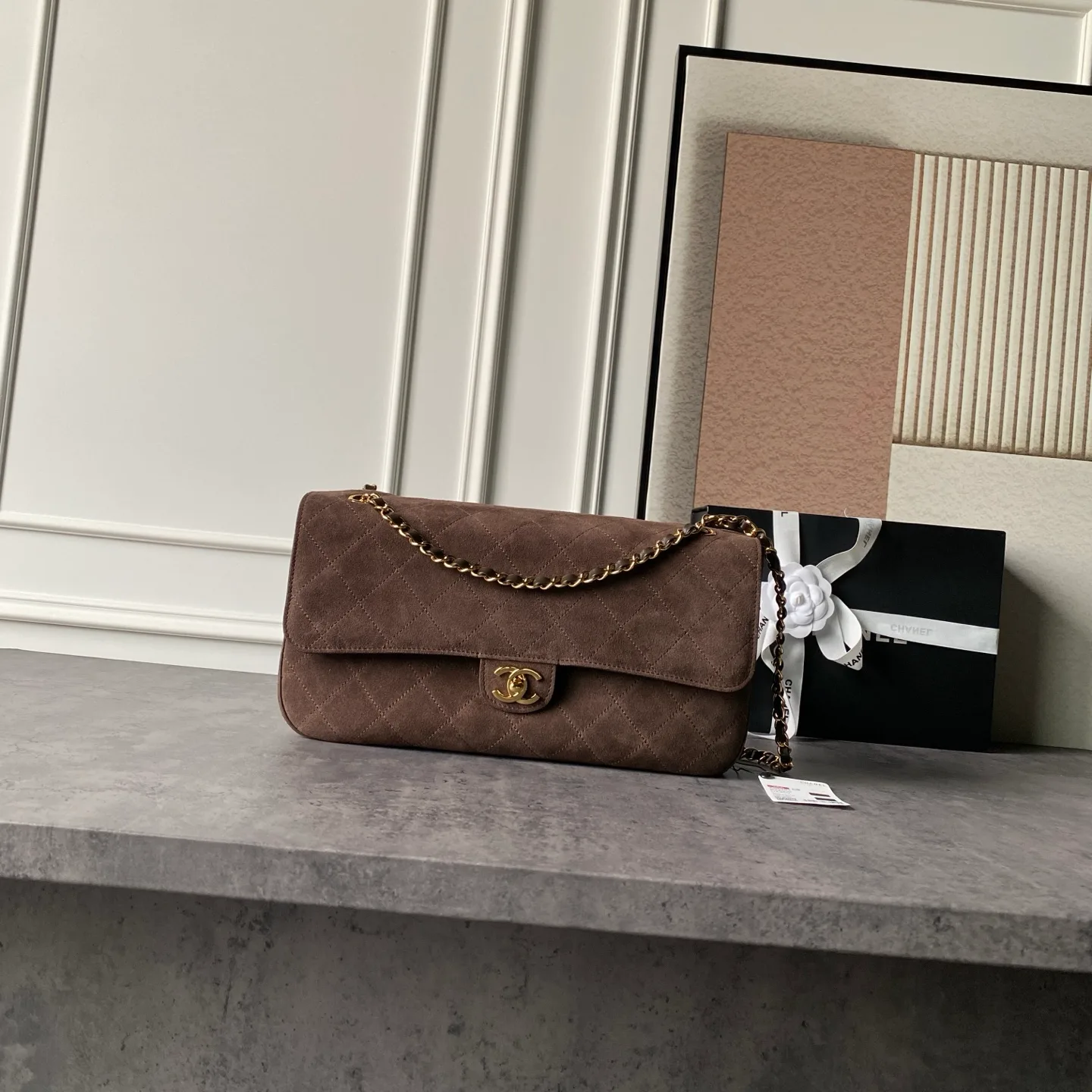 Chanel Classic Flap: Flap-Bag aus braunem, gestepptem Wildleder mit Doppel-C-Verschluss.