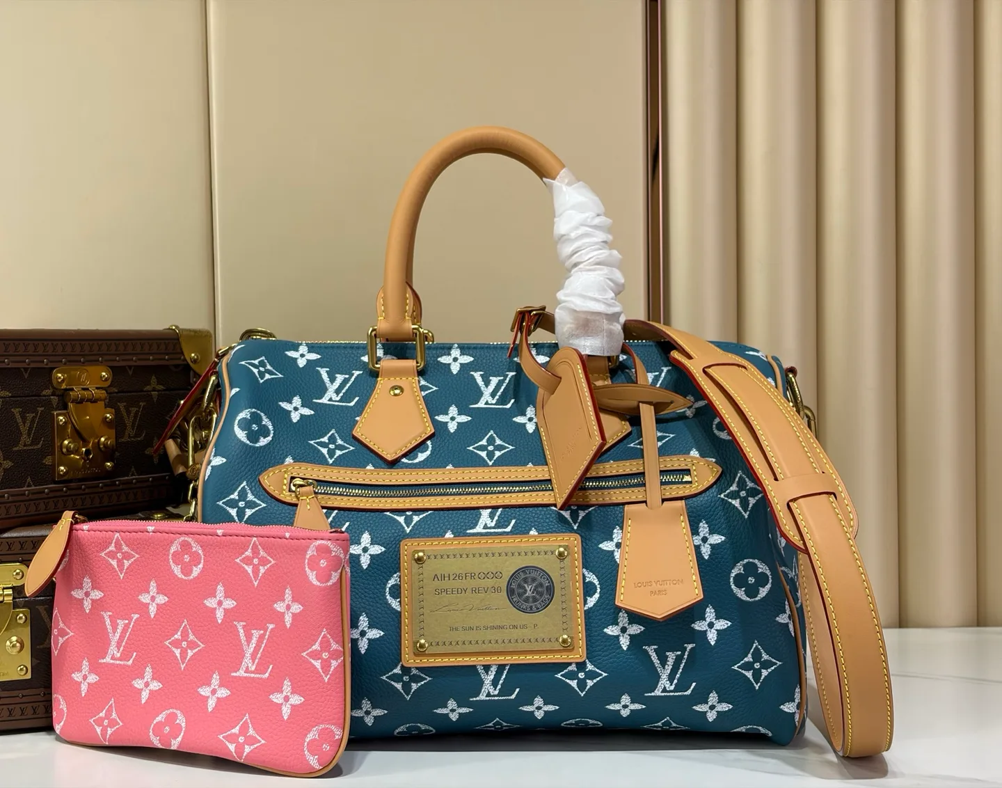 Louis Vuitton Speedy: Speedy aus blauer Monogram-Leinwand mit Lederhenkeln und Gepäckanhänger.