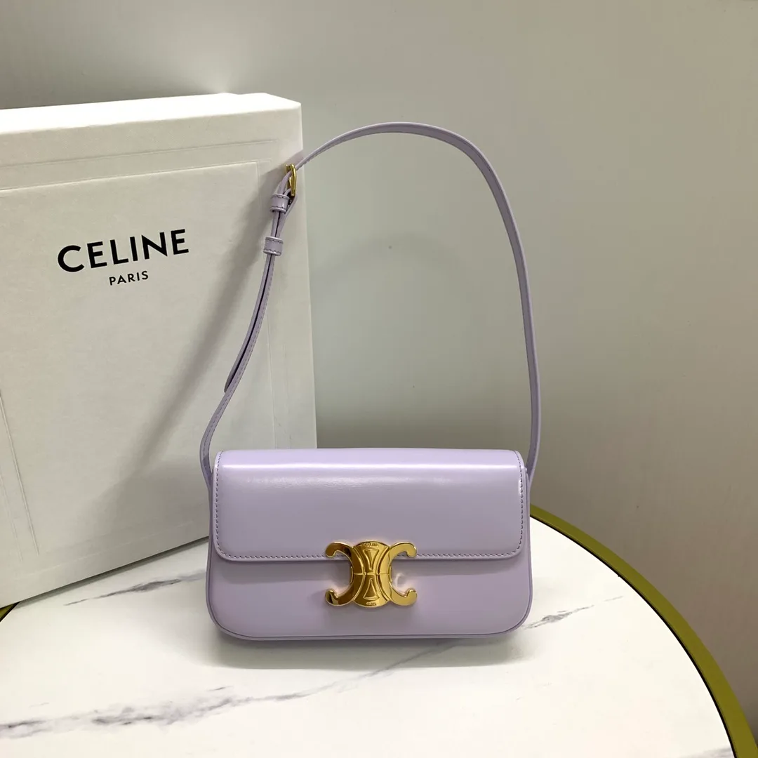 Celine Triomphe: sac à rabat en cuir lisse lilas avec fermoir Triomphe doré et bandoulière.