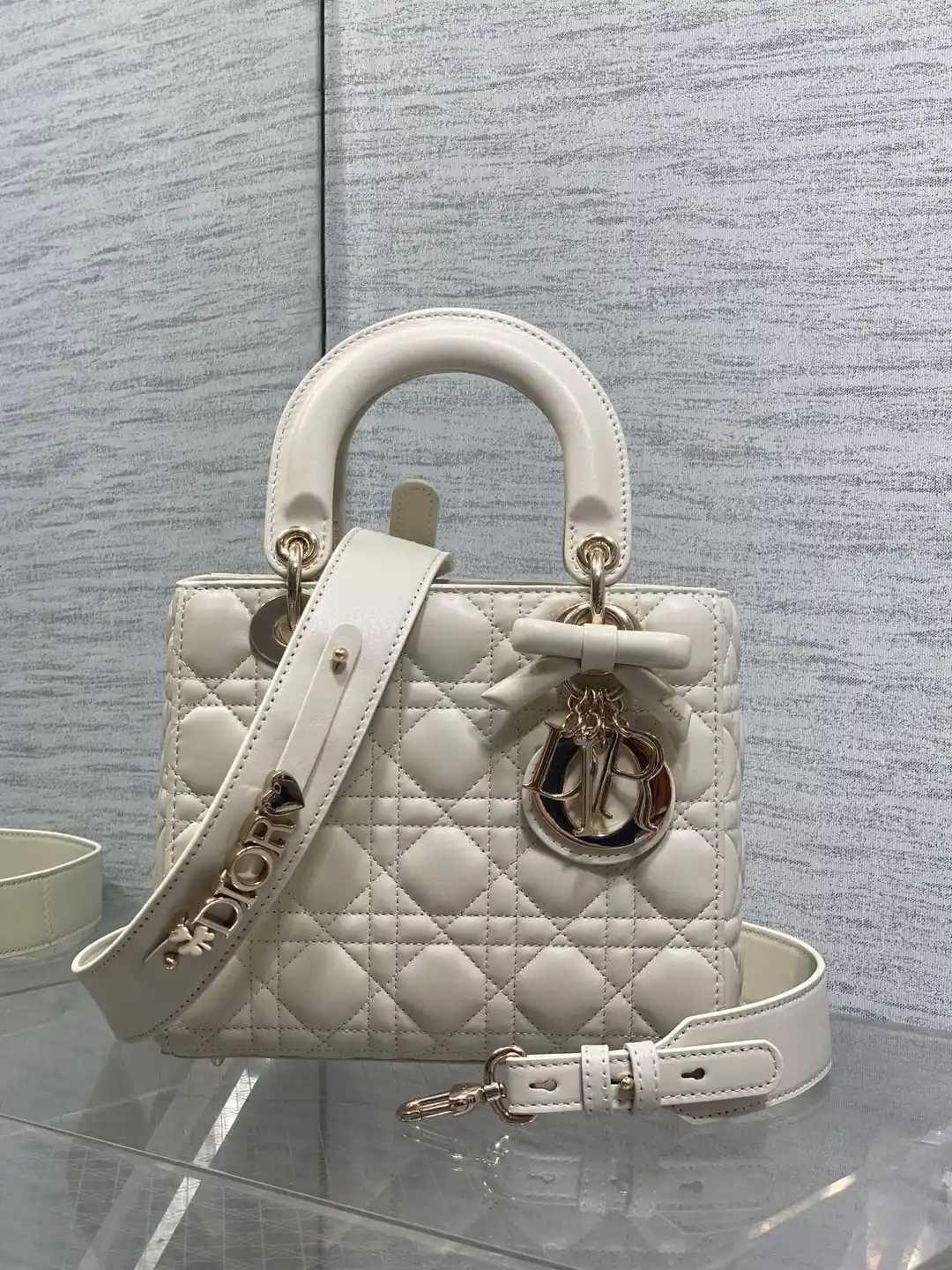 Dior Lady Dior: sac en cuir blanc matelassé cannage avec anse rigide et breloques D.I.O.R..