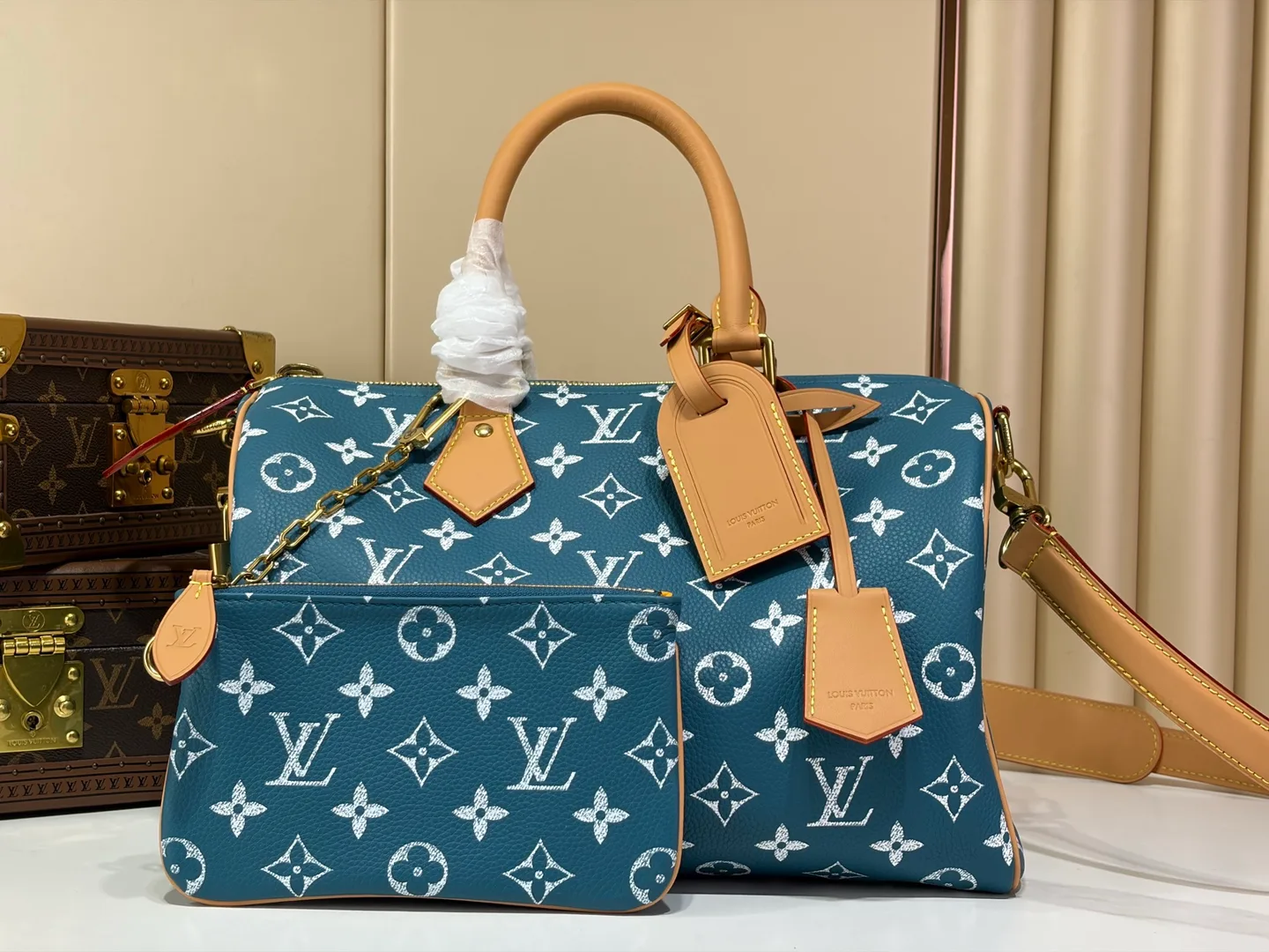 Louis Vuitton Speedy: sac Speedy en toile Monogram bleue avec anses en cuir et pochette assortie.