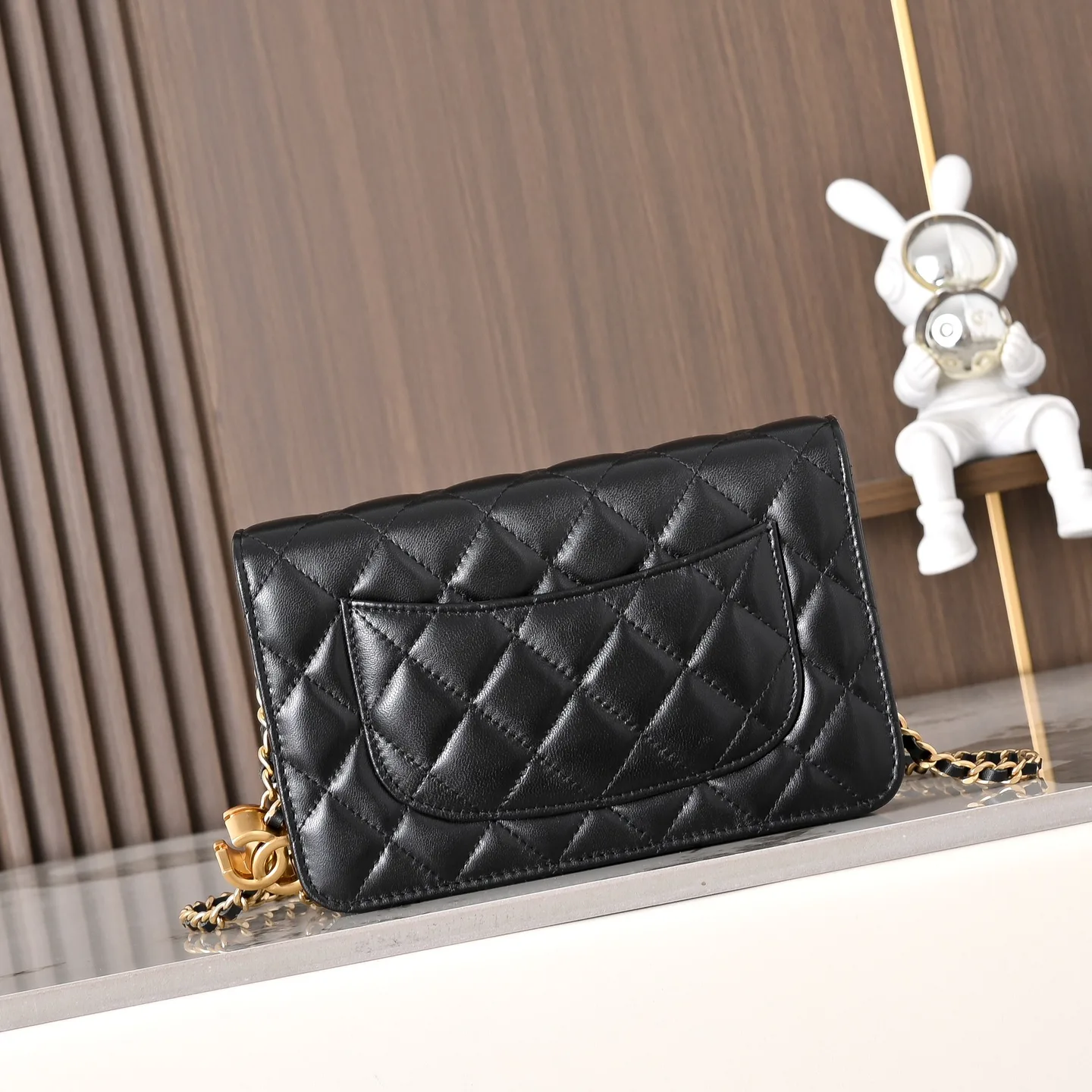 Chanel Wallet on Chain (WOC): portafoglio con catena (wallet on chain) in pelle nera trapuntata.
