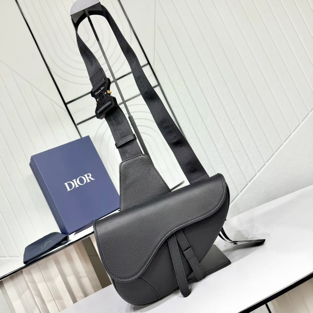 Dior Saddle: borsa in pelle granulata nera a forma di sella, con patta e fibbia D.