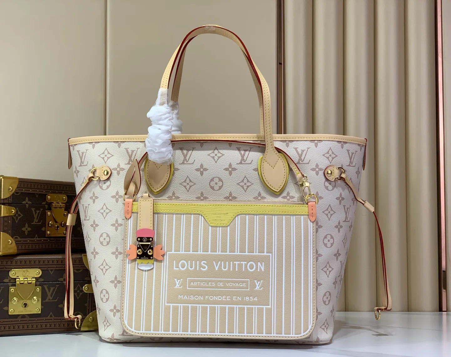 Louis Vuitton Neverfull: borsa tote in tela Monogram con fascia frontale e manici in pelle.
