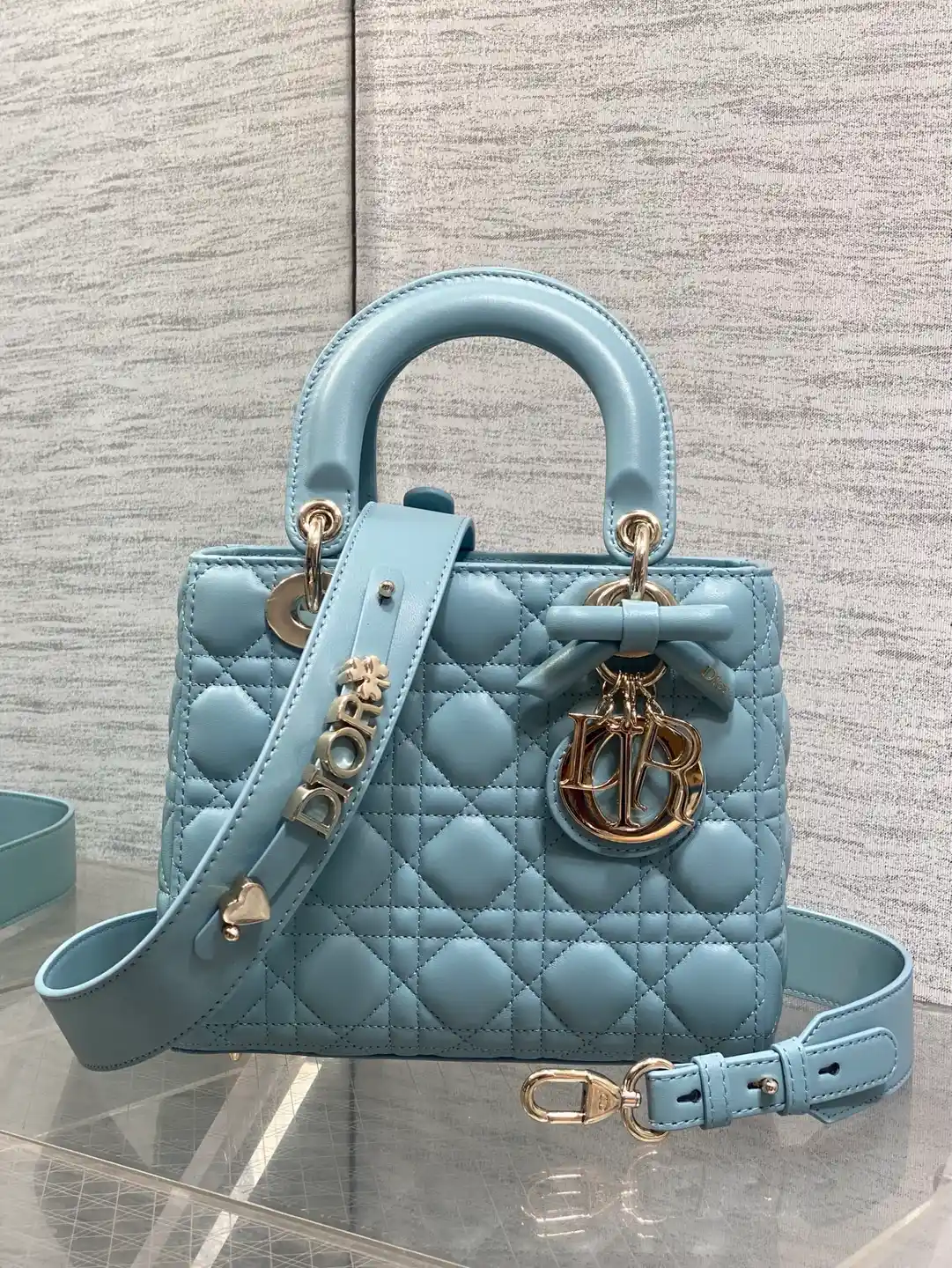 Dior Lady Dior Medium: torebka z jasnoniebieskiej skóry pikowanej cannage ze sztywnym uchwytem i zawieszkami D.I.O.R..