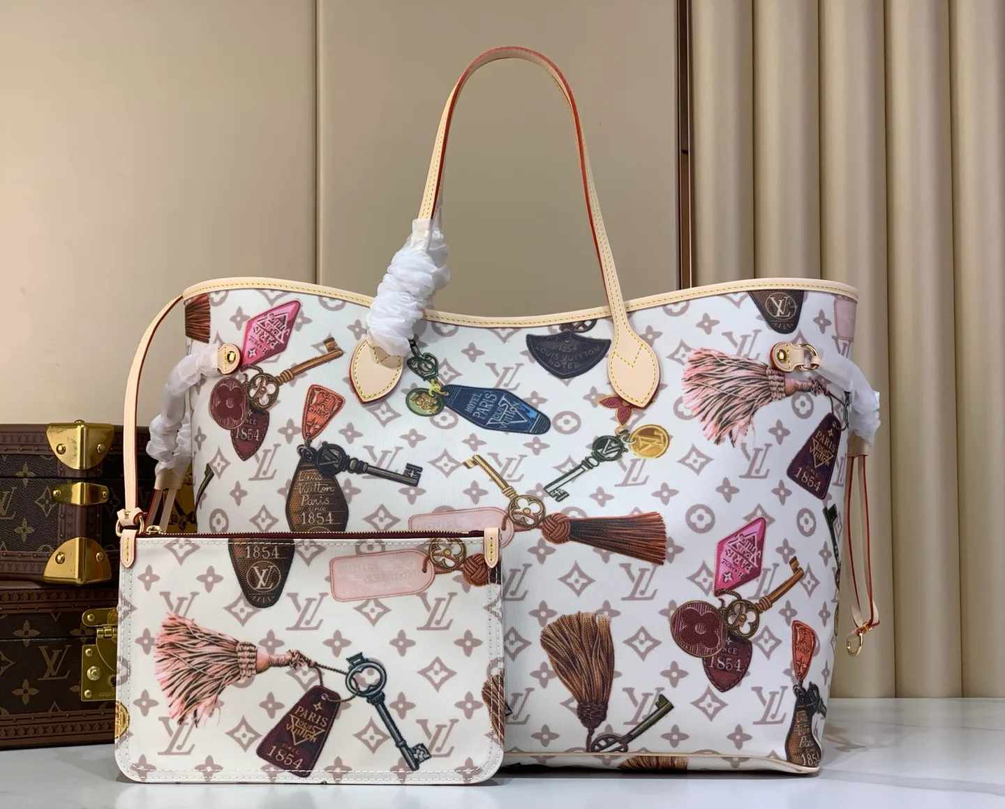 Louis Vuitton Neverfull: torba tote z białej tkaniny Monogram z nadrukiem breloczków i frędzli.
