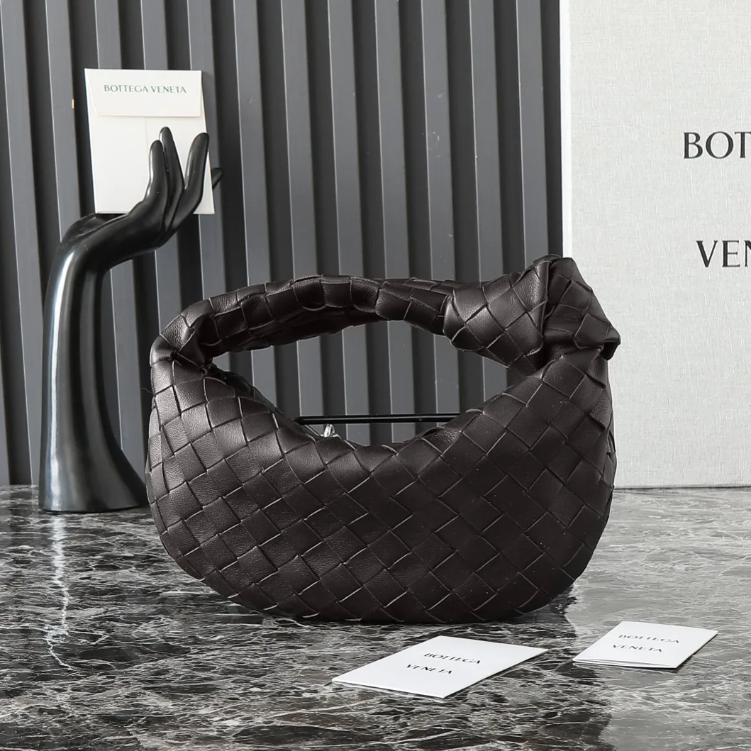 Bottega Veneta Jodie: bolsa hobo em couro trançado intrecciato com alça de nó.
